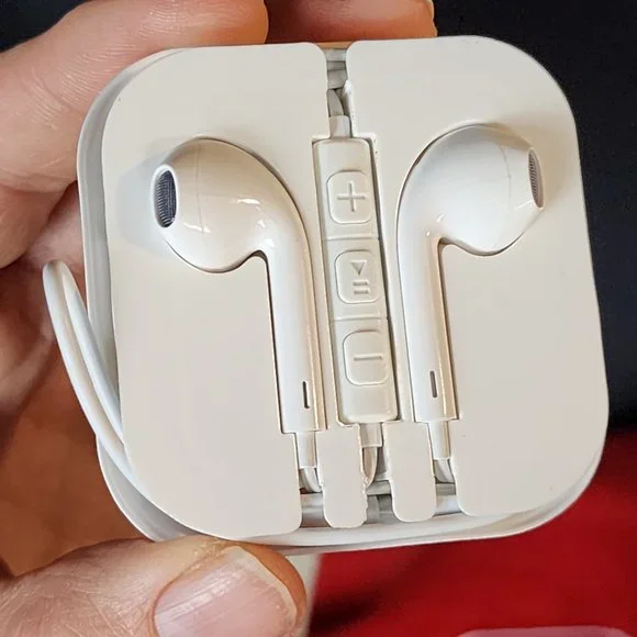 Mini Corded White In Ear Stereo Ear Buds - Picture 6 of 8